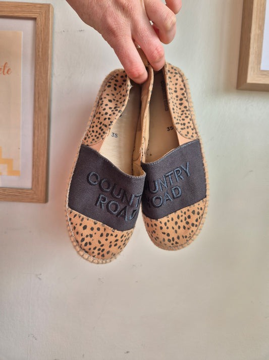 Country Road Leopard Print Slip On Shoes (Kids 35)