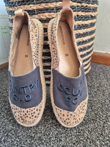 Country Road Leopard Print Slip On Shoes (Kids 35)
